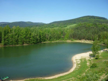Srub u jezera jezero vedle