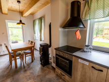 Chalupy Adršpach Apartmán 1- kuchyň s jídelním stolem