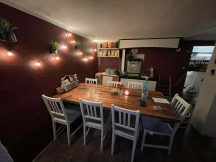 Apartmán U Rossniček Místnost pro snídaně, včer se zde točí pivo.