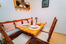 Apartmán U Rossniček jídelní stůl