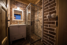 Roubenka u sjezdovky 