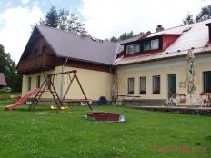 Bokova chata houpačka a pískoviště