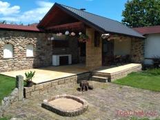 Síťovaná chalupa Stržanov pergola s krbem a kuchyní