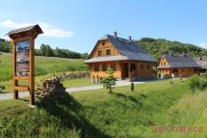 Roubenky pod oborou Pohled na roubenky