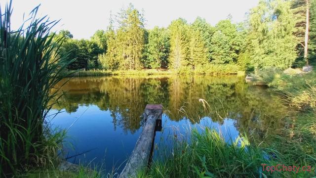 Chalupa U kamenného stolu v Modleticích. Dolní Modletický rybník ke koupáni.