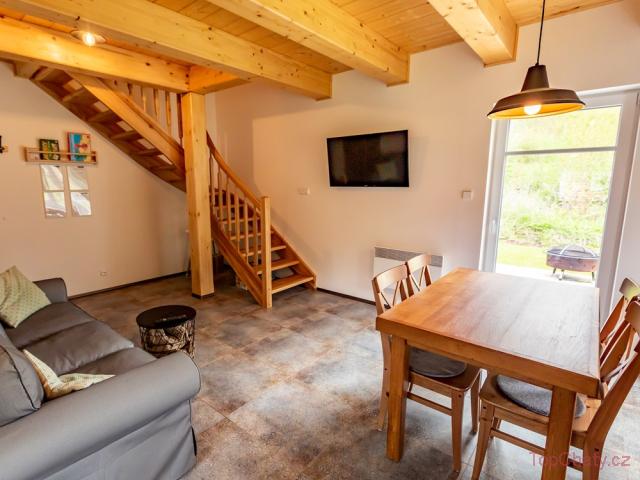 Chalupy Adršpach Apartmán  1- obývací pokoj a schody do patra