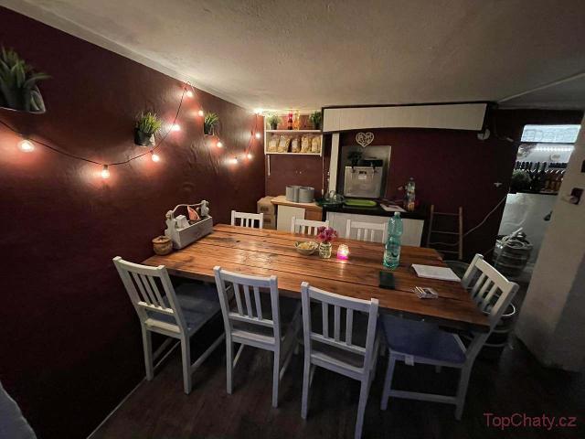 Apartmán U Rossniček Místnost pro snídaně, včer se zde točí pivo.