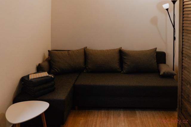 Chata Idylka menší pokoj gauč