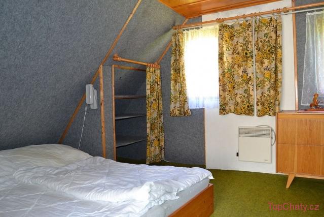 Chata nad splavem ložnice
