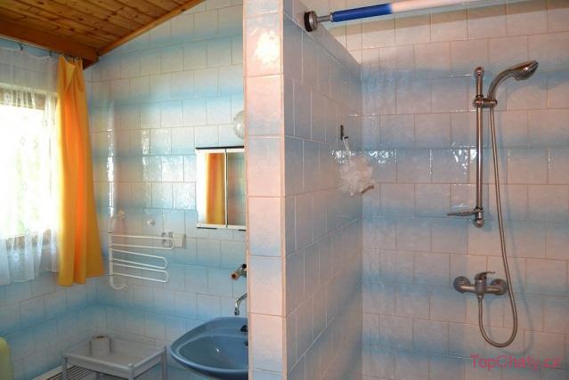 Chata nad splavem koupelna