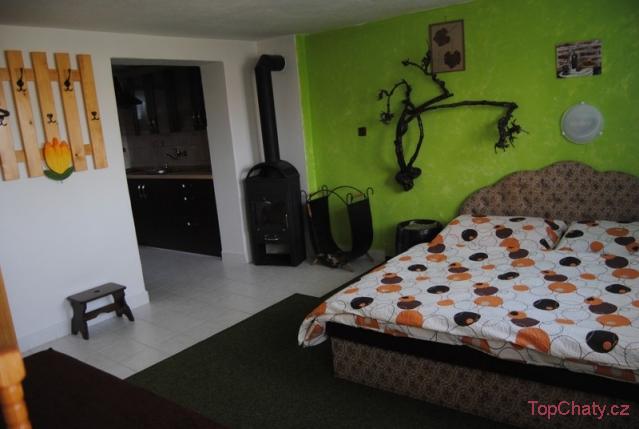 Ubytování ve vinném sklepě ložnice