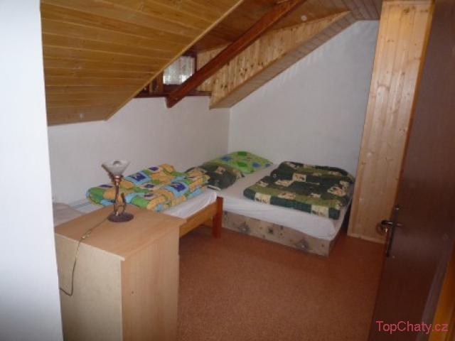Chata pod strání ložnice