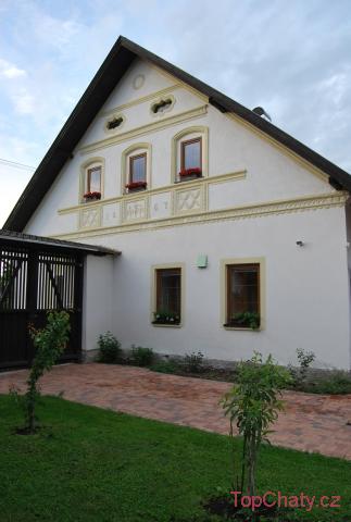 Dvůr u kapličky Historický štít domu