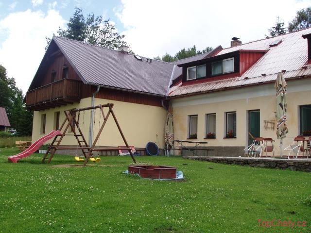 Bokova chata houpačka a pískoviště