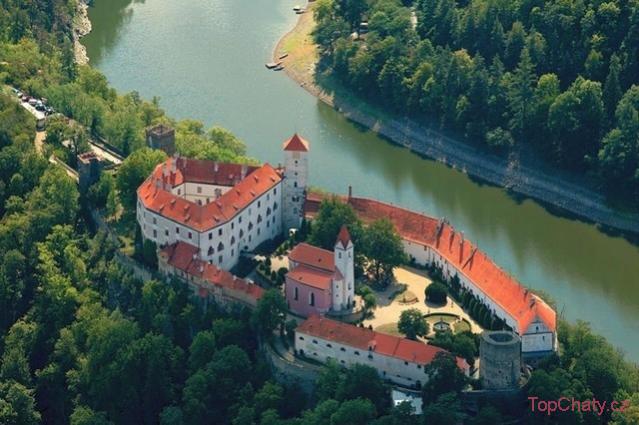 Chata na Vranovské přehradě hrad Bítov