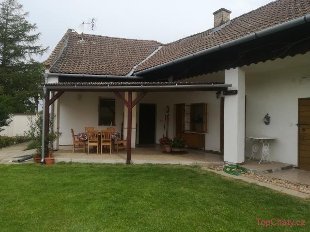 chalupa Březí posezení  na terase