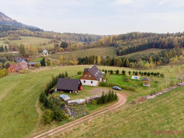 Chaloupka na Vršku pohled z hora