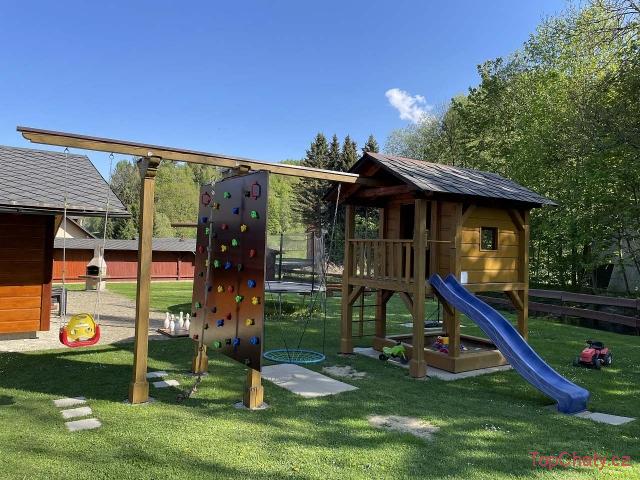 Chalupy pod Pyšnou loukou hřiště u chalup