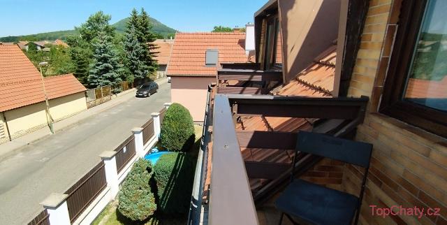 Chata Lucie Chata Lucie - z podkrovních pokojů výhled na horu Říp