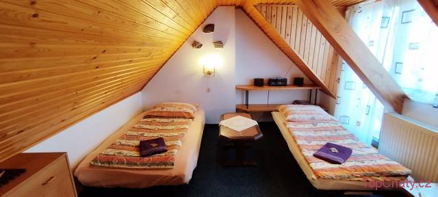Chata Lucie Chata Lucie - podkrovní pokoj s balkonem a výhledem na horu Říp