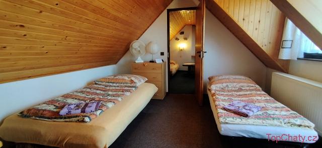 Chata Lucie Chata Lucie - podkrovní pokoj s balkonem a výhledem na horu Říp