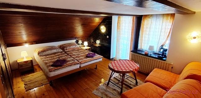 Chata Lucie Chata Lucie - ložnice v 1. patře, vstup na terasu
