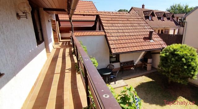 Chata Lucie Chata Lucie - terasa umožňuje vstup do podkroví a pokojů v 1. patře