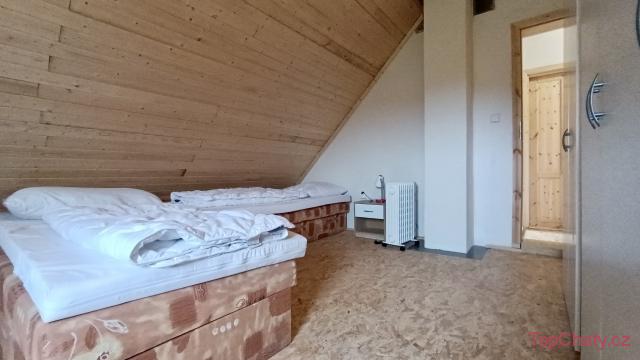 roubenka za hurtovnou menší pokoj v podkroví 3 postele byt2